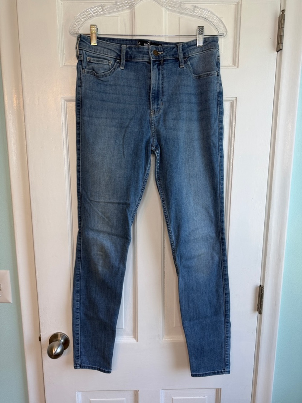 Hollister Women’s Light-Mid Wash Skinny Jeans